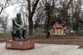 Памятник Достоевскому в усадьбе Даровое