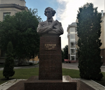 Памятник Н. Г. Чернышевскому на территории Саратовского Государственного университета  имени Н.Г. Чернышевского